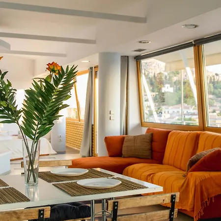 Urban Loft With Balcony Across The Acropolis! شقة